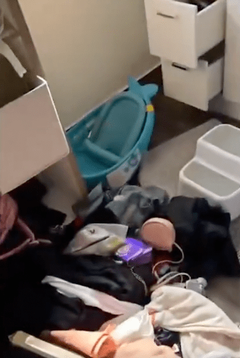 本来洁净整齐的住所已乱如乱葬岗，几乎所有衣服被翻出并被撕烂，物件随处乱放。